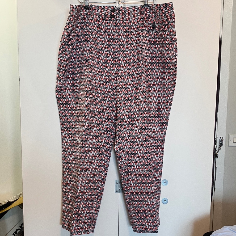 🎉 Liz Claiborne Black, White & Coral Geometric Print Cropped Pants